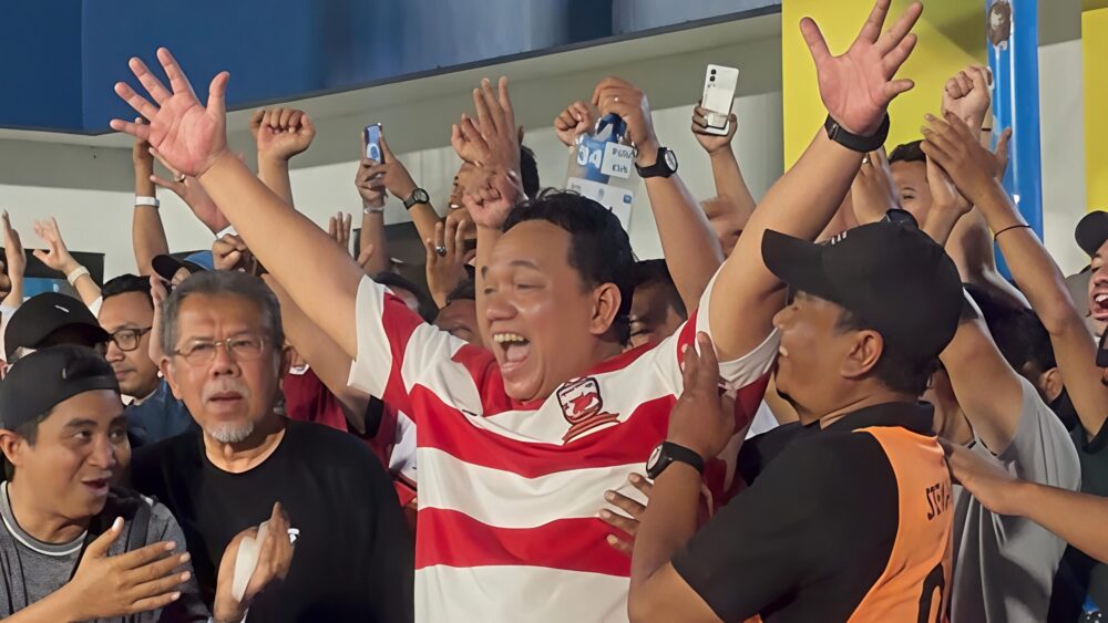 Prof AQ Menangis Haru usai Madura United Dipastikan Bertahan di Super League